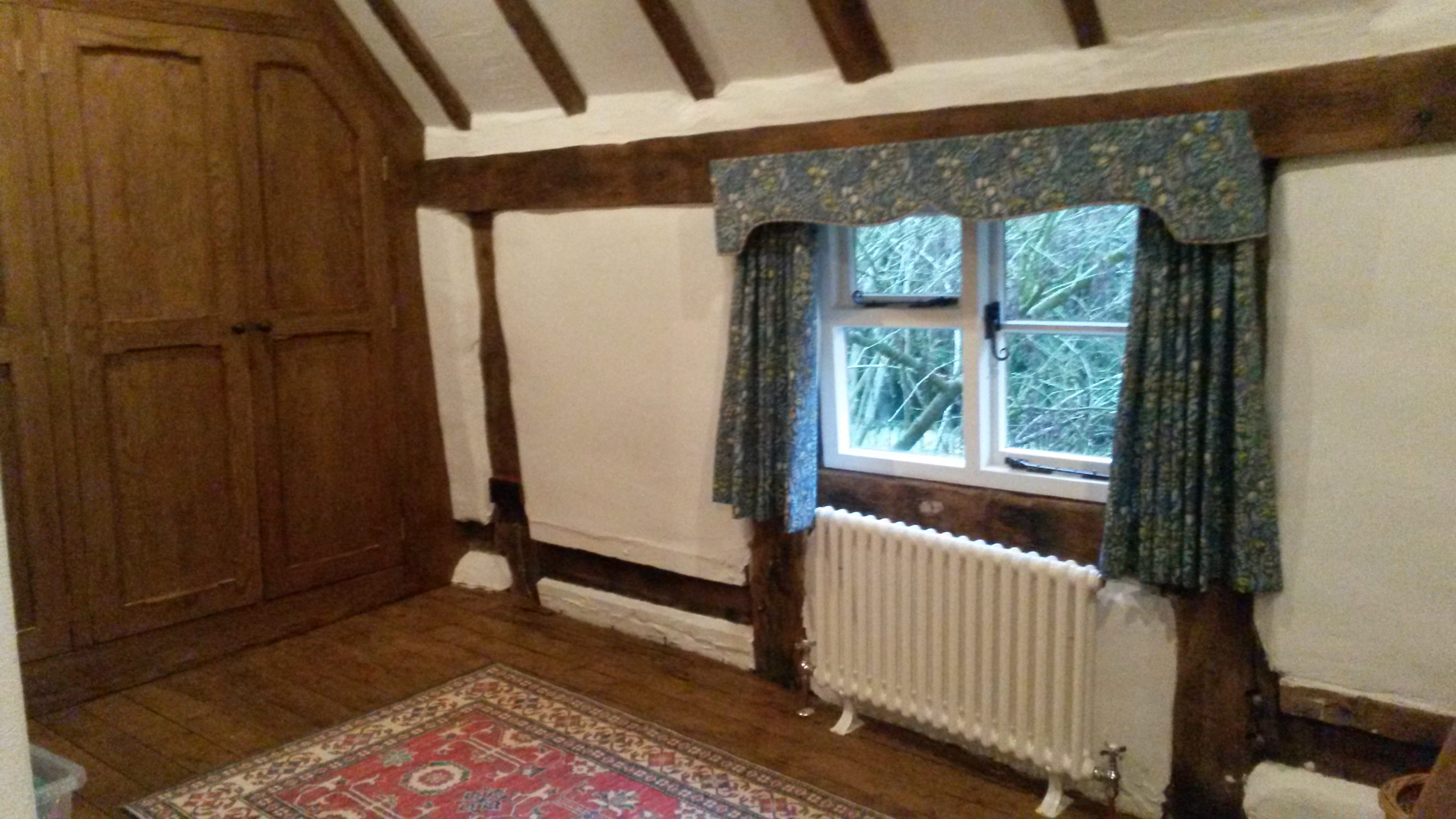 Cotswold cottage traditional shaped pelmet and curtains - Kemerton